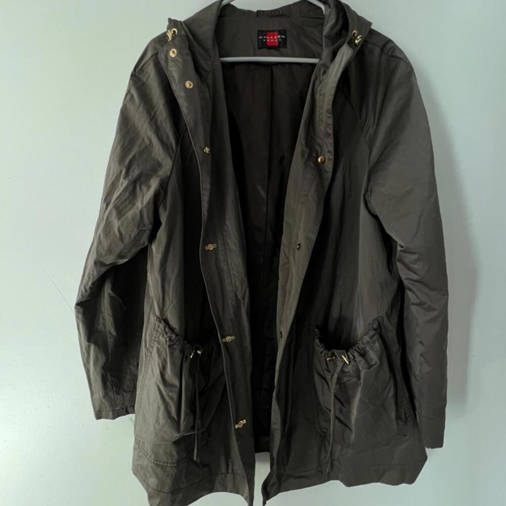 Gallery Woman Olive Green Jacket – Luxurious Faux Silk/Satin Feel